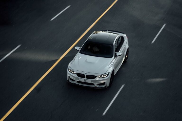 Direção defensiva e evasiva: o papel do motorista na segurança de carros blindados